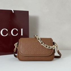 Replica qualità specchio Gucci 847448 Borsa a tracolla piccola GG Emblem Marrone
