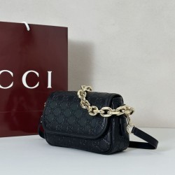 Replica Gucci 847448 Borse Imitazioni a tracolla piccola GG Emblem Nero Imitazioni Replica qualità specchio Gucci 847448 Borse Imitazioni a tracolla piccola GG Emblem Nero