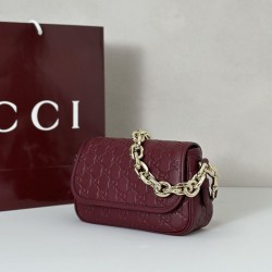 Replica Gucci 847448 Borsa a tracolla piccola GG Emblem Bordeaux Imitazioni Replica qualità specchio Gucci 847448 Borsa a tracolla piccola GG Emblem Bordeaux