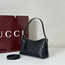 Replica Gucci 847450 Borsa a tracolla piccola GG Emblem Nero Imitazioni Replica qualità specchio Gucci 847450 Borsa a tracolla piccola GG Emblem Nero
