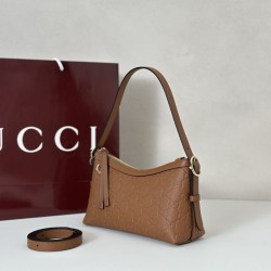 Replica Gucci 847450 Borsa a tracolla piccola GG Emblem Marrone Imitazioni Replica qualità specchio Gucci 847450 Borsa a tracolla piccola GG Emblem Marrone