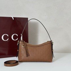 Replica qualità specchio Gucci 847450 Borsa a tracolla piccola GG Emblem Marrone