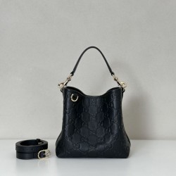 Replica qualità specchio Bora Pari all'originale replica a secchiello piccola Gucci GG Emblem 815118 Nera