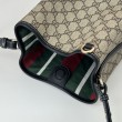 Bora Pari all'originale replica a secchiello piccola Gucci GG Emblem 815118 Nera