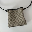 Bora Pari all'originale replica a secchiello piccola Gucci GG Emblem 815118 Nera
