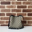 Bora Pari all'originale replica a secchiello piccola Gucci GG Emblem 815118 Nera