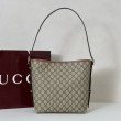 Borsa a tracolla piccola Gucci GG Emblem 848881 Marrone