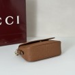 Gucci 847448 Borsa a tracolla piccola GG Emblem Marrone