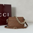 Gucci 847448 Borsa a tracolla piccola GG Emblem Marrone