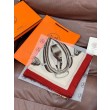 Qualità superiore replica Scialle reversibile in velluto tono su tono Hermès con finimento per cavallo in stile balestra 135