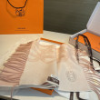 Sciarpa classica reversibile in lana d'agnello Hermès 35 x 200 Rosa Sciarpa classica reversibile in lana d'agnello Hermès 35 x 200 Rosa