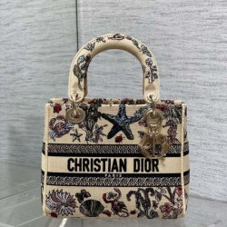 Replica qualità specchio Perfetta Dior Canvas Cabinet De Curiosites ricamata Lady D-Lite media beige