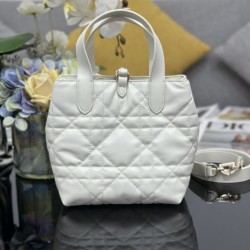 Replica Borsa Dior Toujours Vertical Tote piccola con portafortuna bianco Imitazioni Replica qualità specchio Borsa Dior Toujours Vertical Tote piccola con portafortuna bianco