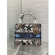 Borsa Dior Medium Lady D-Lite con ricamo Constellation Blu/Bianco Borsa Dior Medium Lady D-Lite con ricamo Constellation Blu/Bianco