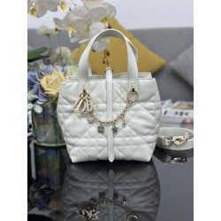 Borsa Dior Toujours Vertical Tote piccola con portafortuna bianco