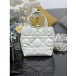 Borsa Dior Toujours Vertical Tote piccola con portafortuna bianco