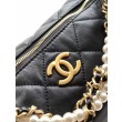 Borsa hobo Chanel piccola Pearls AS5898 pelle di vitello nera