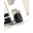 Borsa hobo Chanel piccola Pearls AS5898 pelle di vitello nera