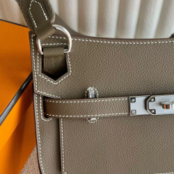 Borsa Hermes Jypsiere Mini fatta a mano in pelle di vitello color talpa