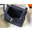 Borsa Hermes Lindy 26 cm blu navy con finiture dorate Borsa Hermes Lindy 26 cm blu navy con finiture dorate