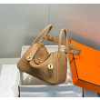Borse Replica Hermes Lindy 26 cm cammello con finiture dorate Borse Replica Hermes Lindy 26 cm cammello con finiture dorate