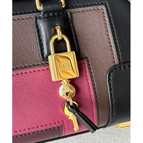 Replica Qualità superiore replica a tracolla Loewe Amazona 23 con dettaglio lucchetto nero Imitazioni Replica qualità specchio Qualità superiore replica a tracolla Loewe Amazona 23 con dettaglio lucchetto nero