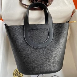Replica qualità specchio Borsa Hermes In The Loop 18 fatta a mano Clemence nera