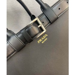 Borsa a mano grande con fibbia Prada con cintura 1BA416 Nero