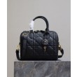 Bora Pari all'originale replica Dior Groove 25 Nero