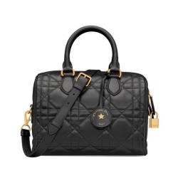 Bora Pari all'originale replica Dior Groove 25 Nero