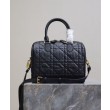 Bora Pari all'originale replica Dior Groove 25 Nero
