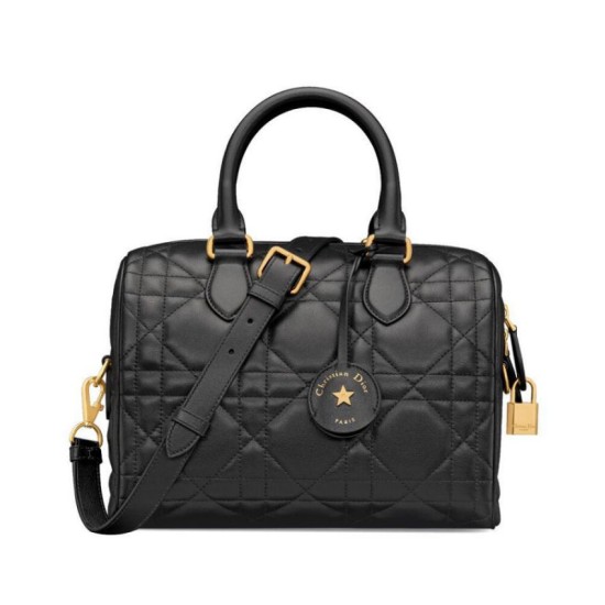 Bora Pari all'originale replica Dior Groove 25 Nero