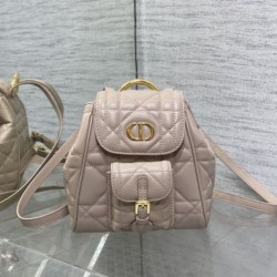 Qualità Specchio Replica Zaino piccolo Dior Caro in Pelle di agnello beige Macrocannage Riproduzione Fedele Zaino piccolo Dior Caro in Pelle di agnello beige Macrocannage imitazioni
