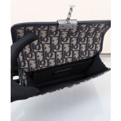 Dior 30 Montaigne East-West Bag con catena Blu scuro