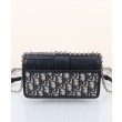 Dior 30 Montaigne East-West Bag con catena Blu scuro