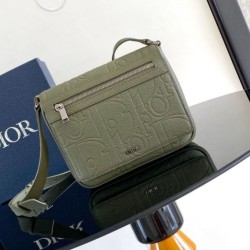 Qualità Specchio Replica Borsa a tracolla da uomo Dior con patta in pelle kaki Gravity Riproduzione Fedele Borsa a tracolla da uomo Dior con patta in pelle kaki Gravity imitazioni