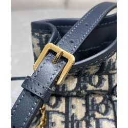 Dior 30 Montaigne Mini Bucket Bag con coulisse Blu scuro