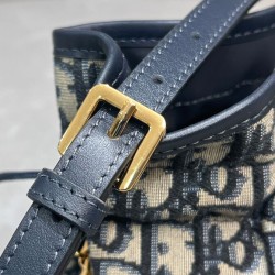 Qualità Specchio Replica Dior 30 Montaigne Mini Bucket Bag con coulisse Blu scuro Riproduzione Fedele Dior 30 Montaigne Mini Bucket Bag con coulisse Blu scuro imitazioni
