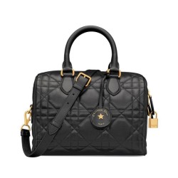 Bora Pari all'originale replica Dior Groove 25 Nero
