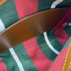 Qualità Specchio Replica Imitazioni borse griffate a tracolla piccola Gucci GG Emblem 815218 Caffè Riproduzione Fedele Imitazioni borse griffate a tracolla piccola Gucci GG Emblem 815218 Caffè imitazioni