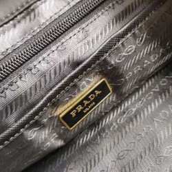 Qualità Specchio Replica fedele Zaino Prada Fever - Edition Fever in nylon Nero Riproduzione Fedele fedele Zaino Prada Fever - Edition Fever in nylon Nero imitazioni