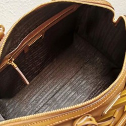 Qualità Specchio Replica fedele Borsa tote Prada Fever-Edition in nylon riciclato e Safiano Caffè Riproduzione Fedele fedele Borsa tote Prada Fever-Edition in nylon riciclato e Safiano Caffè imitazioni