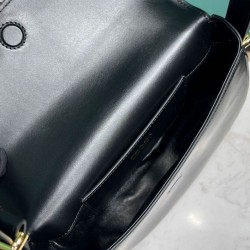 Riproduzione Fedele Bora Pari all'originale replica a tracolla con patta Prada Arque 1BD365 Nero imitazioni