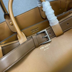Qualità Specchio Replica Imitazione Borsa a mano grande con fibbia Prada con cintura 1BA416 Caffè Riproduzione Fedele Imitazione Borsa a mano grande con fibbia Prada con cintura 1BA416 Caffè imitazioni