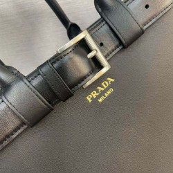 Qualità Specchio Replica Borsa a mano grande con fibbia Prada con cintura 1BA416 Nero Riproduzione Fedele Borsa a mano grande con fibbia Prada con cintura 1BA416 Nero imitazioni