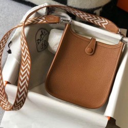 Qualità Specchio Replica Mini borsa Hermes Evelyne III TPM in pelle Clemence oro Riproduzione Fedele Mini borsa Hermes Evelyne III TPM in pelle Clemence oro imitazioni