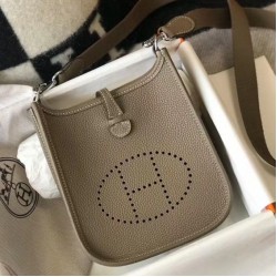 Riproduzione Fedele Mini borsa Hermes Evelyne III TPM in pelle Clemence color talpa imitazioni