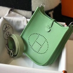 Qualità Specchio Replica Mini borsa Hermes Evelyne III TPM in pelle Clemence verde criquet Riproduzione Fedele Mini borsa Hermes Evelyne III TPM in pelle Clemence verde criquet imitazioni