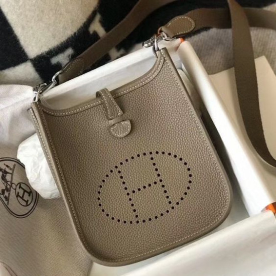 Mini borsa Hermes Evelyne III TPM in pelle Clemence color talpa Mini borsa Hermes Evelyne III TPM in pelle Clemence color talpa