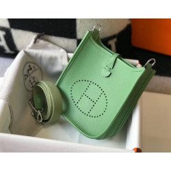 Mini borsa Hermes Evelyne III TPM in pelle Clemence verde criquet